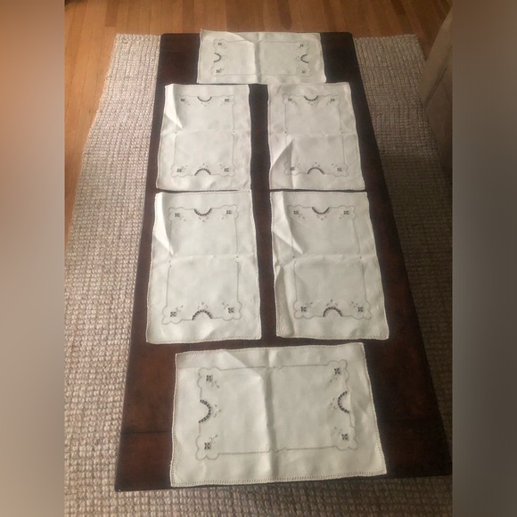 Embroidered linen set6 placemats and table runner - Picture 2 of 4